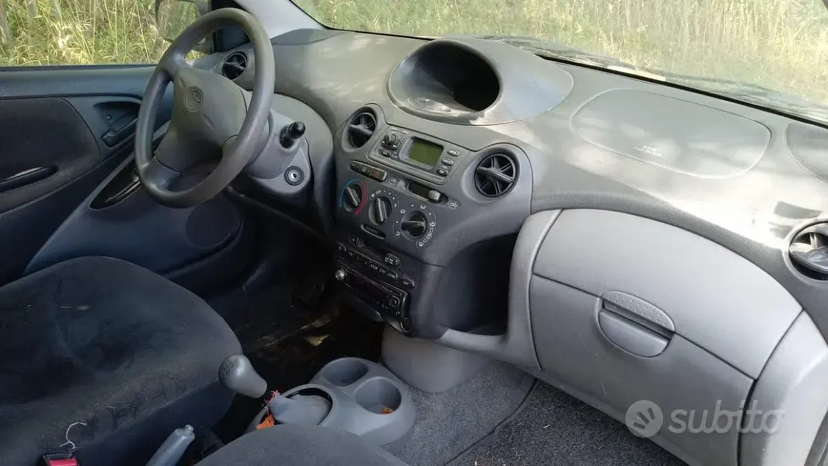 Usata Toyota Yaris Sol 68 CV (50 kW) 2002 Grigio Utilitaria