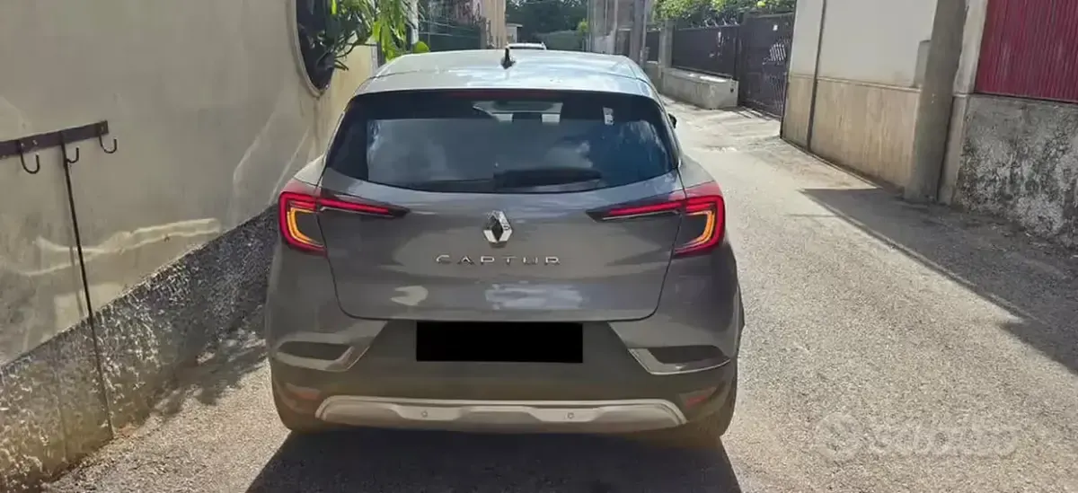 Usata Renault Captur 101 CV (74 kW) 2023 Grigio SUV
