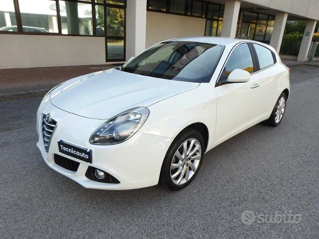 Usata Alfa Romeo Giulietta Distinctive 120 CV (88 kW) 2015 Bianco Utilitaria