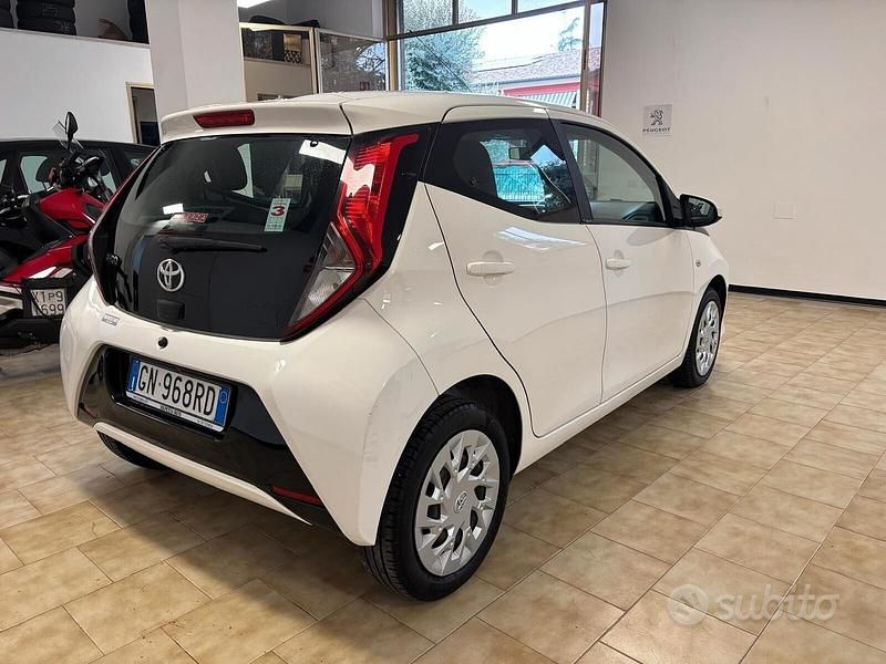Usata Toyota Aygo 72 CV (52 kW) 2019 Bianco Utilitaria