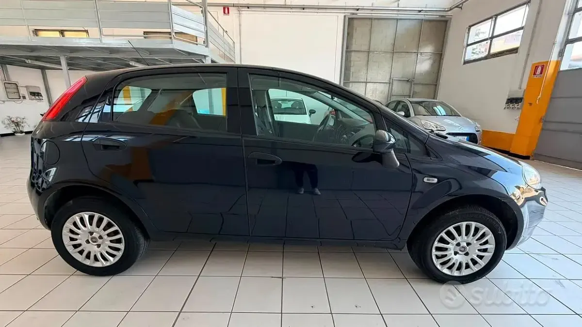 Usata Fiat Punto Lounge 77 CV (56 kW) 2017 Nero Utilitaria