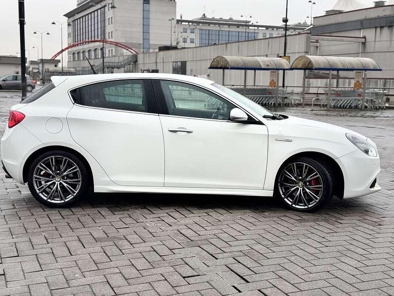 Usata Alfa Romeo Giulietta Quadrifoglio Verde 235 CV (172 kW) 2011 Bianco Utilitaria
