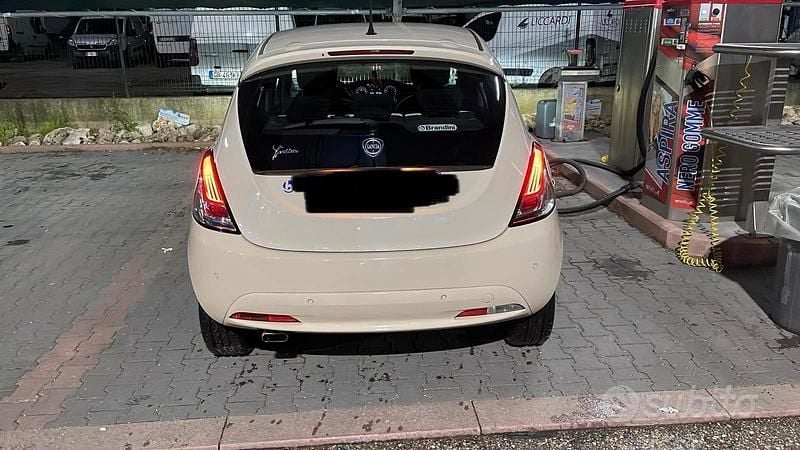 Usata Lancia Ypsilon 69 CV (50 kW) 2016 Bianco Utilitaria