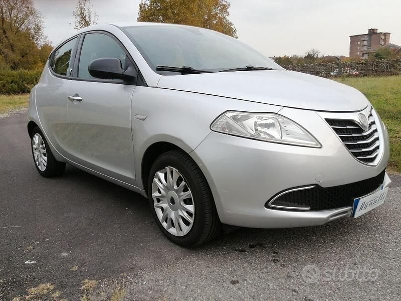 Usata Lancia Ypsilon 95 CV (69 kW) 2012 Argento Utilitaria