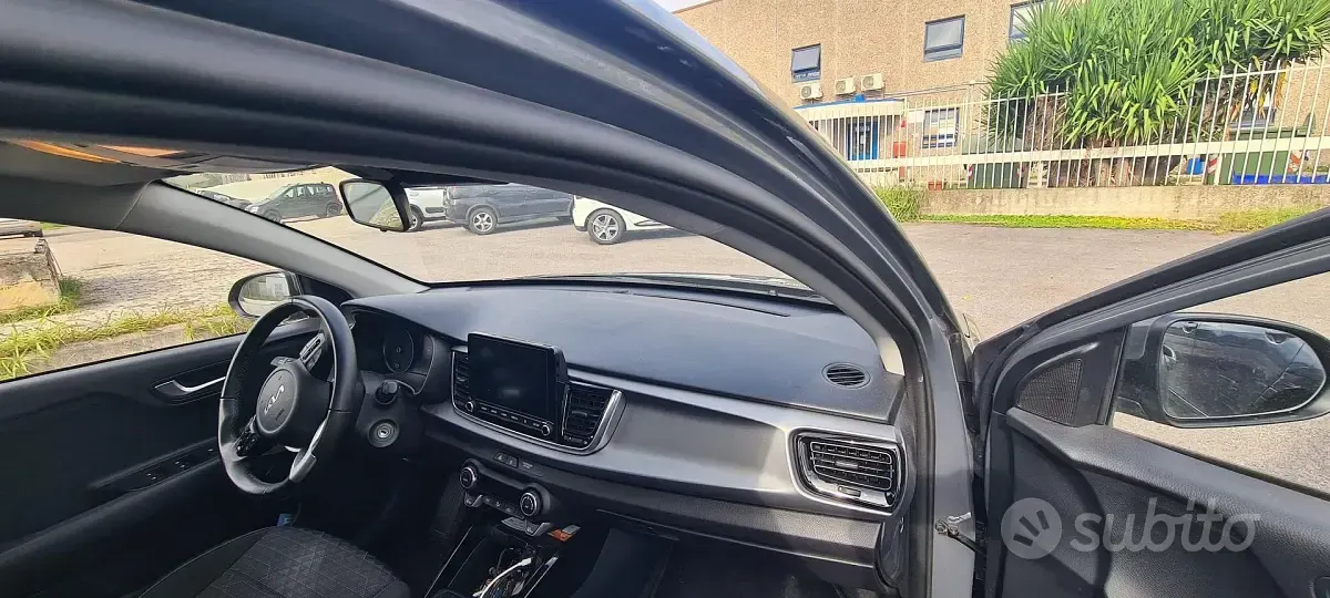 Usata Kia Rio 100 CV (73 kW) 2022 Grigio Berlina