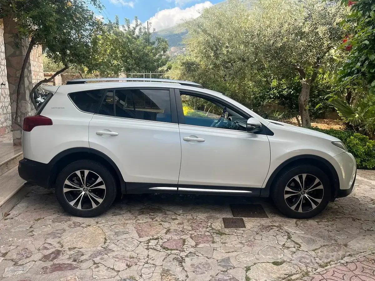 Usata Toyota RAV4 124 CV (91 kW) 2015 Bianco SUV