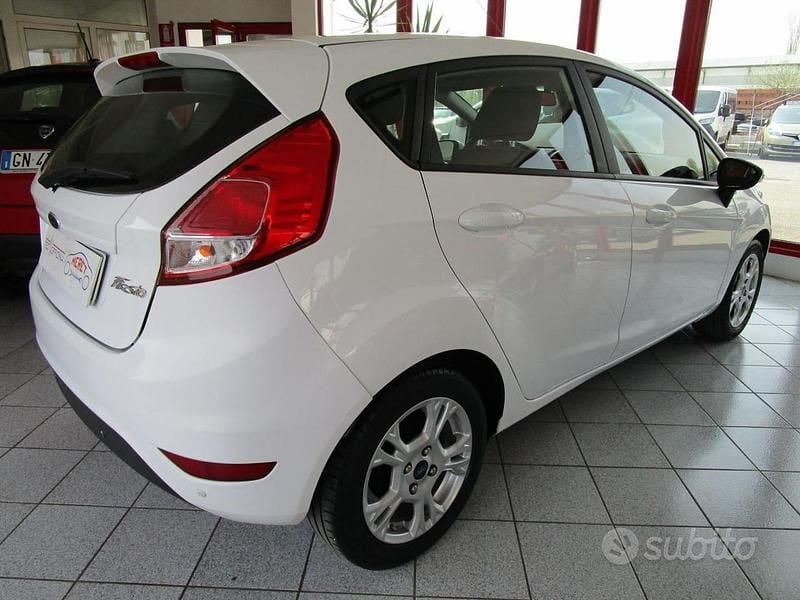 Usata Ford Fiesta Business Edition 75 CV (55 kW) 2015 Bianco Berlina