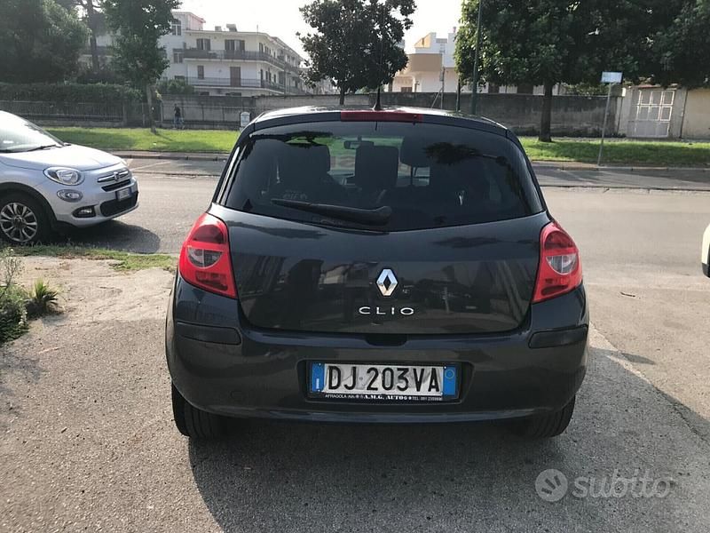 Usata Renault Clio II LE 85 CV (62 kW) 2008 Grigio Berlina