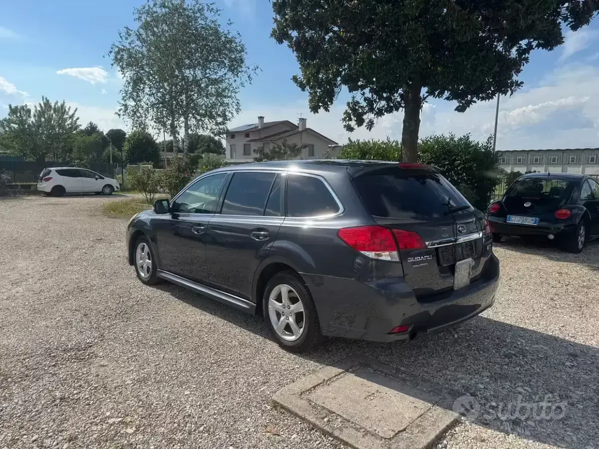 Usata Subaru Legacy Trend 150 CV (110 kW) 2011 Grigio Station wagon