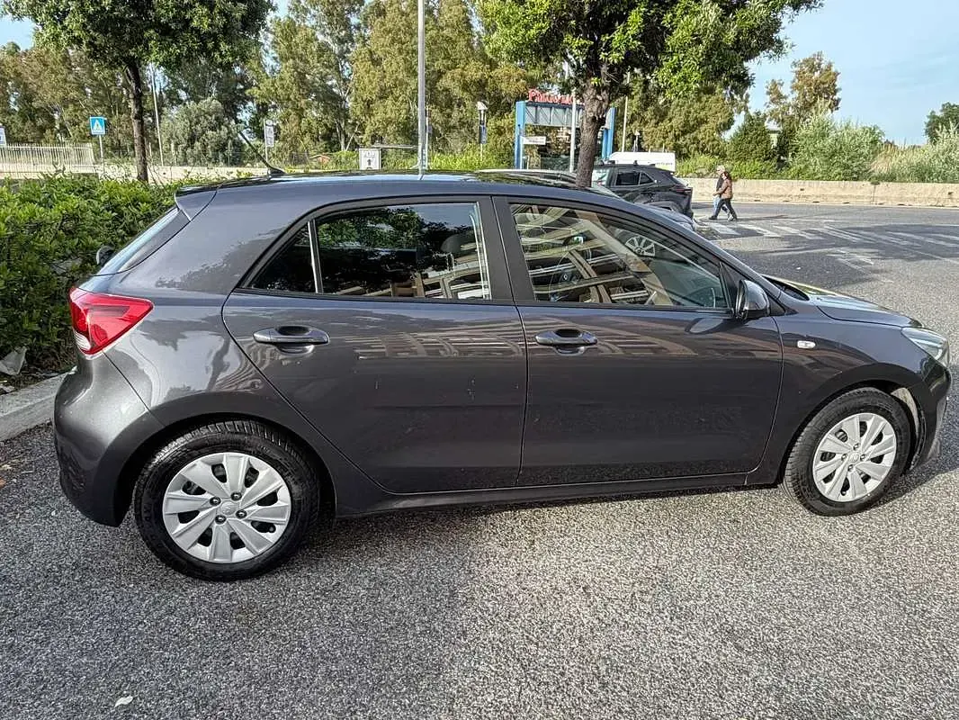 Usado Kia Rio 82 CV (60 kW) 2018 Gris Berlina