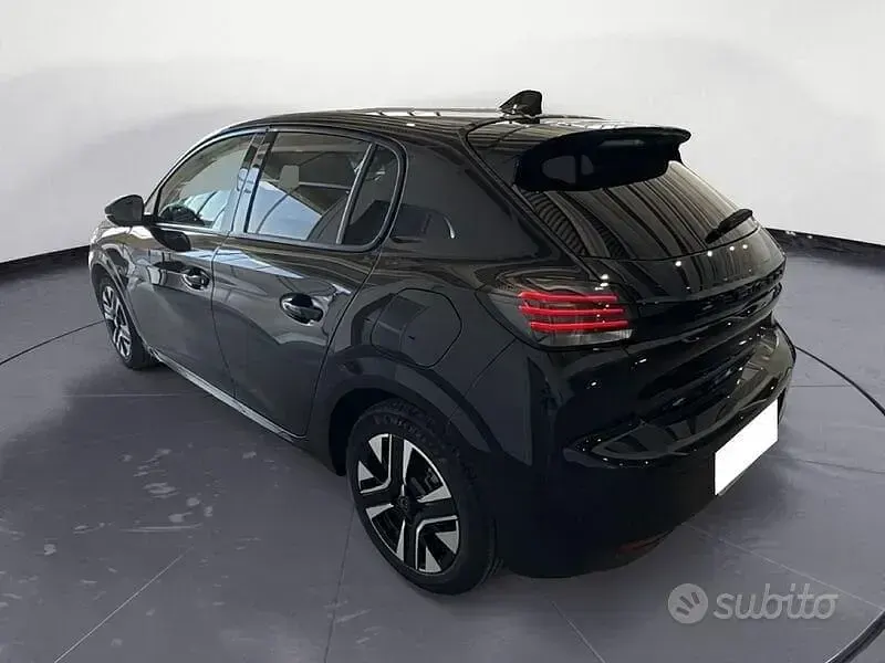 Usata Peugeot 208 Allure 102 CV (75 kW) 2025 Nero Utilitaria