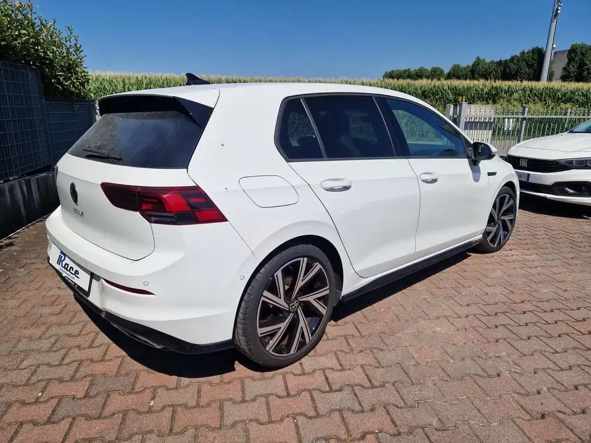 Usata VW Golf VIII R-line 150 CV (110 kW) 2023 Bianca Berlina
