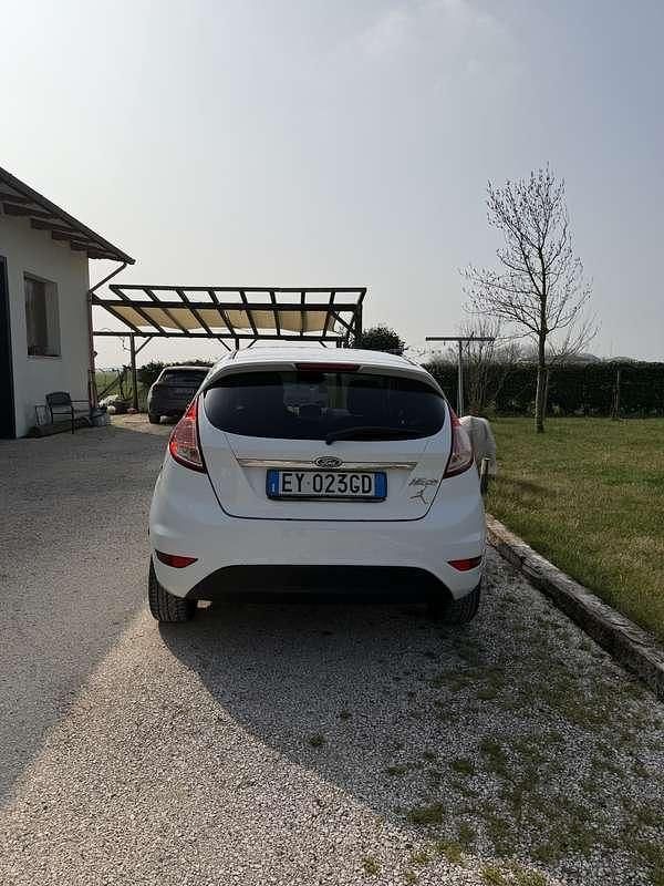 Usata Ford Fiesta Titanium 92 CV (67 kW) 2015 Bianco Berlina