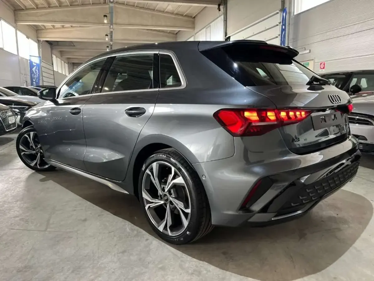 Nuova Audi A3 S-Line 150 CV (110 kW) 2026 Grigio scuro Berlina
