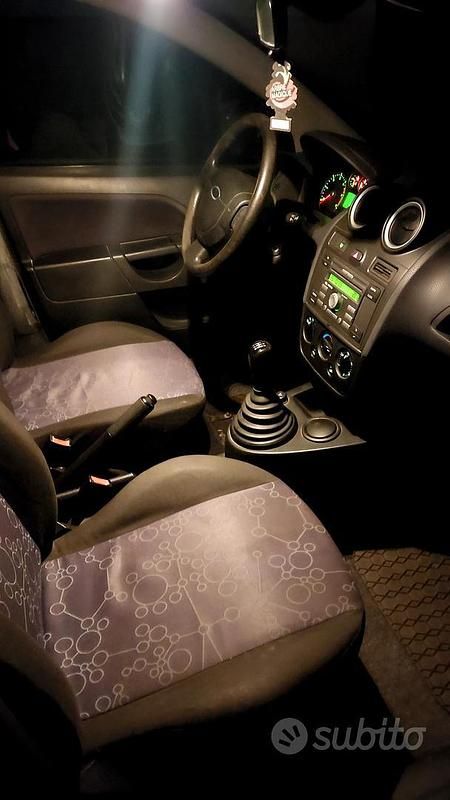 Usata Ford Fiesta 58 CV (42 kW) 2006 Rosso Utilitaria