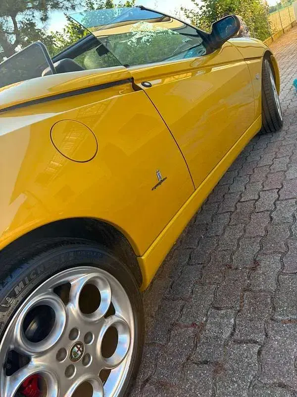 Usata Alfa Romeo Spider 155 CV (114 kW) 1999 Giallo Cabrio