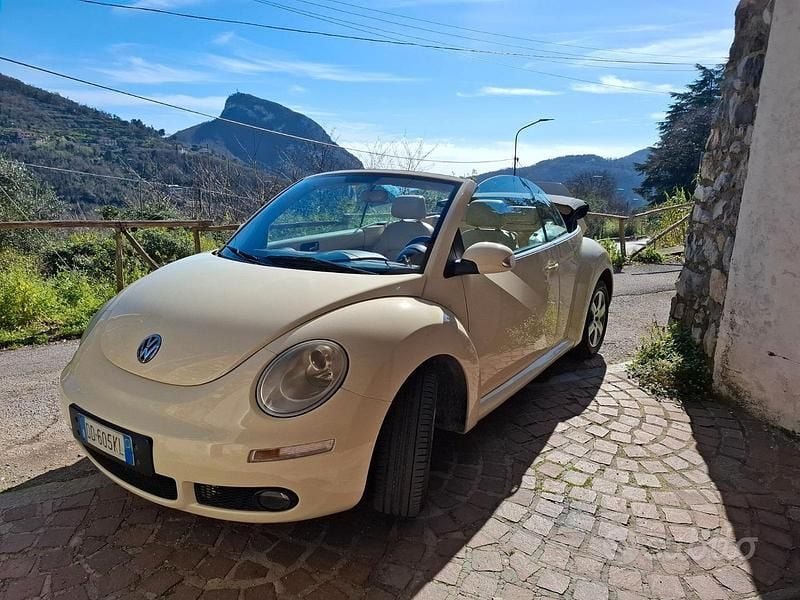 Usata VW New Beetle 101 CV (74 kW) 2007 Bianco Utilitaria
