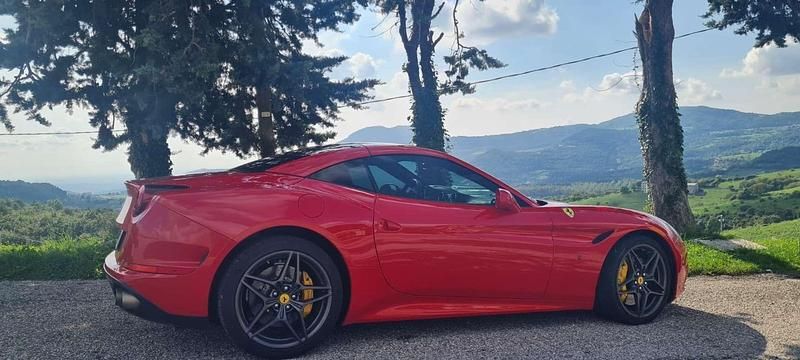 Usata Ferrari California 560 CV (411 kW) 2018 Rosso Cabrio