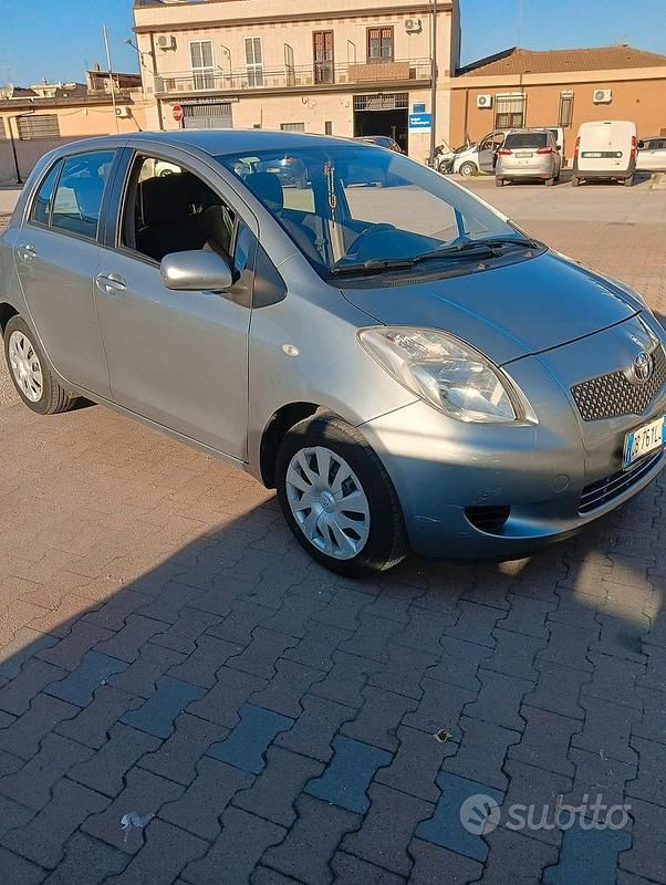 Usata Toyota Yaris 68 CV (50 kW) 2006 Grigio Utilitaria