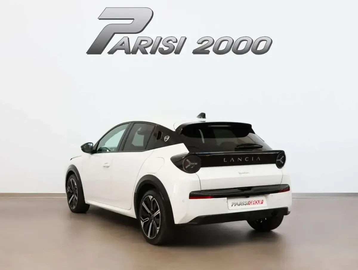 Usata Lancia Ypsilon 101 CV (74 kW) 2025 Bianco marmo Utilitaria