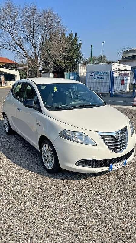 Usata Lancia Ypsilon Gold 69 CV (50 kW) 2014 Bianco Utilitaria