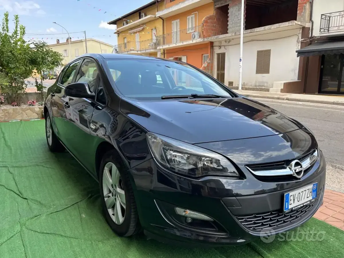 Usata Opel Astra Cosmo 110 CV (80 kW) 2014 Nero Berlina