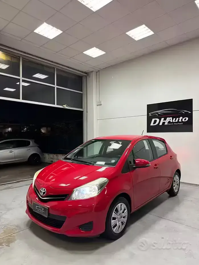 Begagnad Toyota Yaris Active 69 HK (50 kW) 2014 Röd Halvkombi