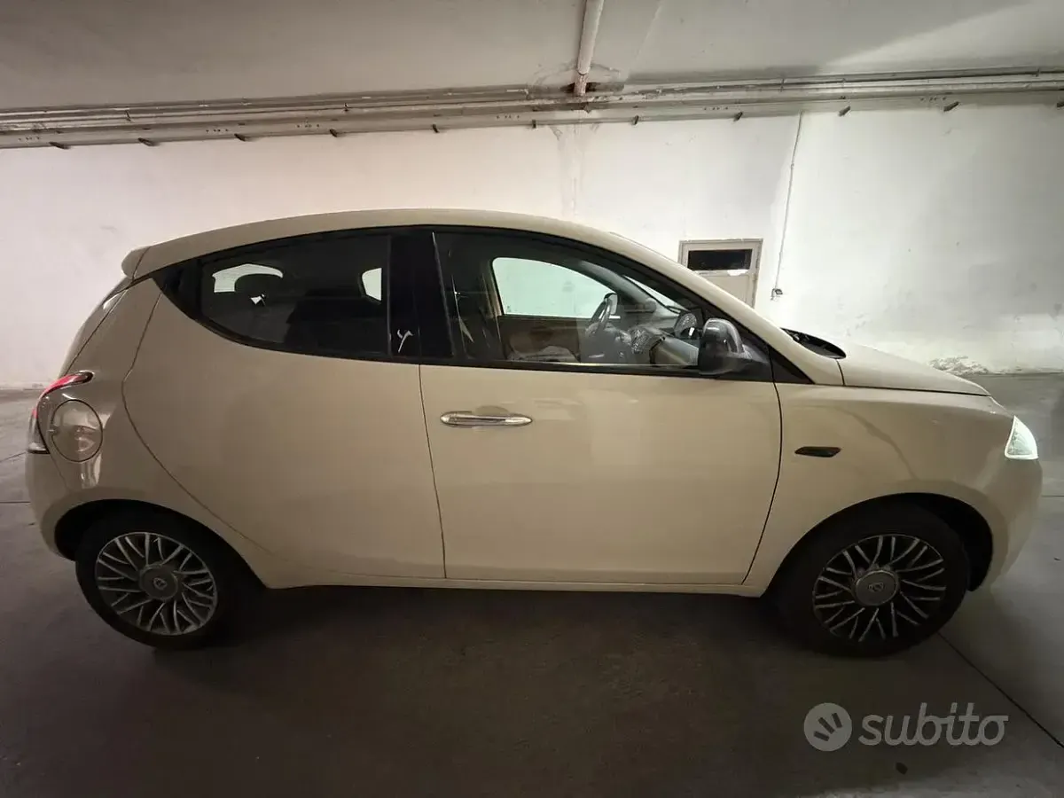 Usata Lancia Ypsilon Gold 69 CV (50 kW) 2018 Marrone Utilitaria