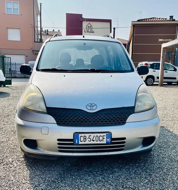 Usata Toyota Yaris Verso Luna 75 CV (55 kW) 2002 Argento Monovolume