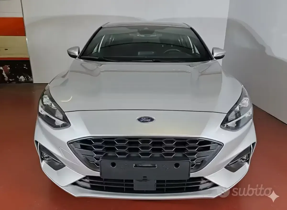 Begagnad Ford Focus ST-Line 125 HK (91 kW) 2022 Silver Sedan