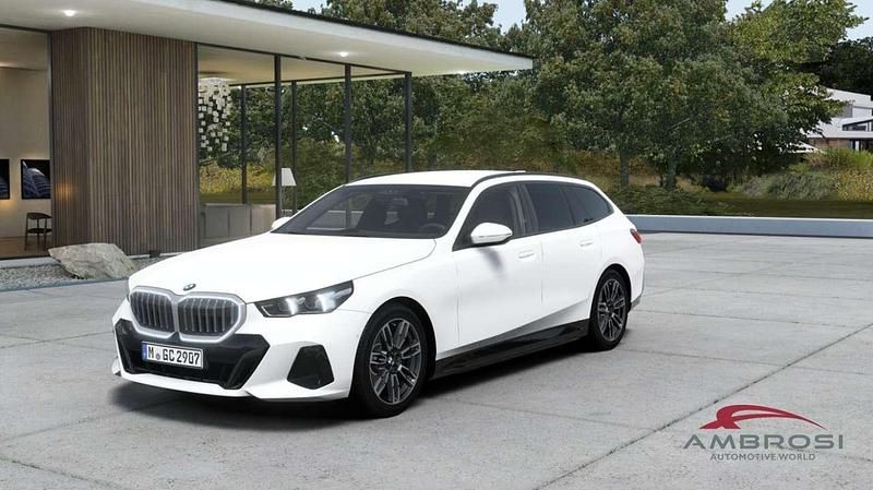 Nuova BMW 520 M Sport 197 CV (144 kW) 2026 Alpin white pastello Station wagon
