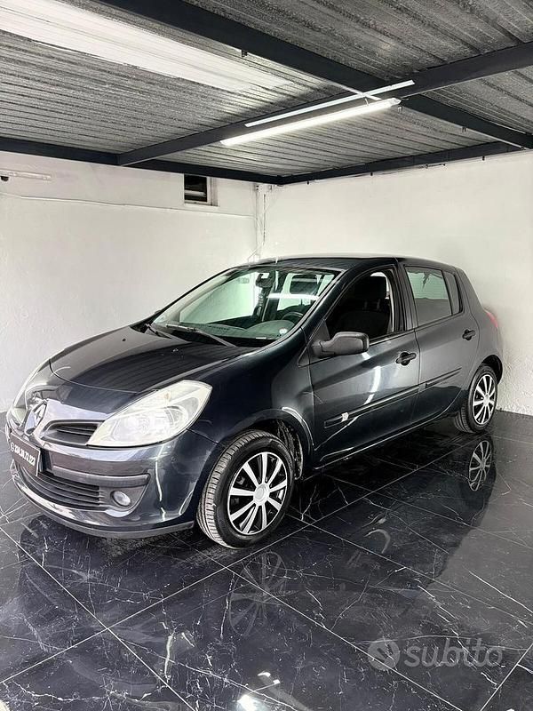 Usata Renault Clio II 74 CV (54 kW) 2010 Grigio Berlina