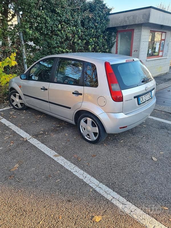 Usata Ford Fiesta 2003 Grigio Berlina