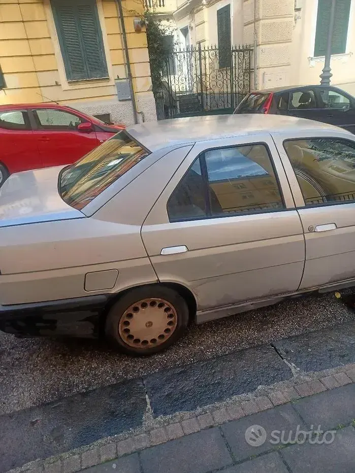 Usata Alfa Romeo 155 116 CV (85 kW) 1993 Grigio Berlina