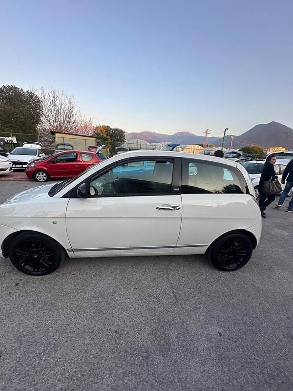 Usata Lancia Ypsilon Platinum 75 CV (55 kW) 2011 Bianco Utilitaria