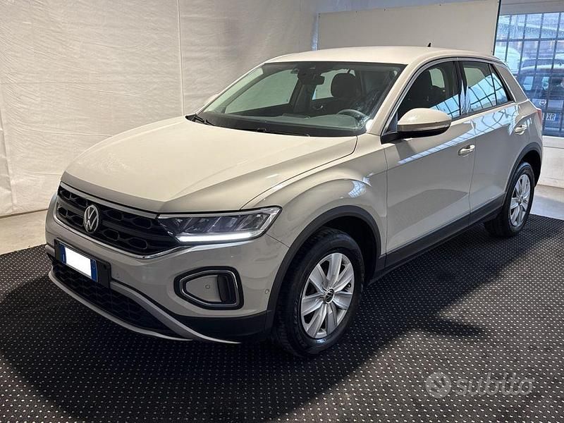 Usata VW T-Roc Life 110 CV (80 kW) 2022 Grigio metallizzato SUV