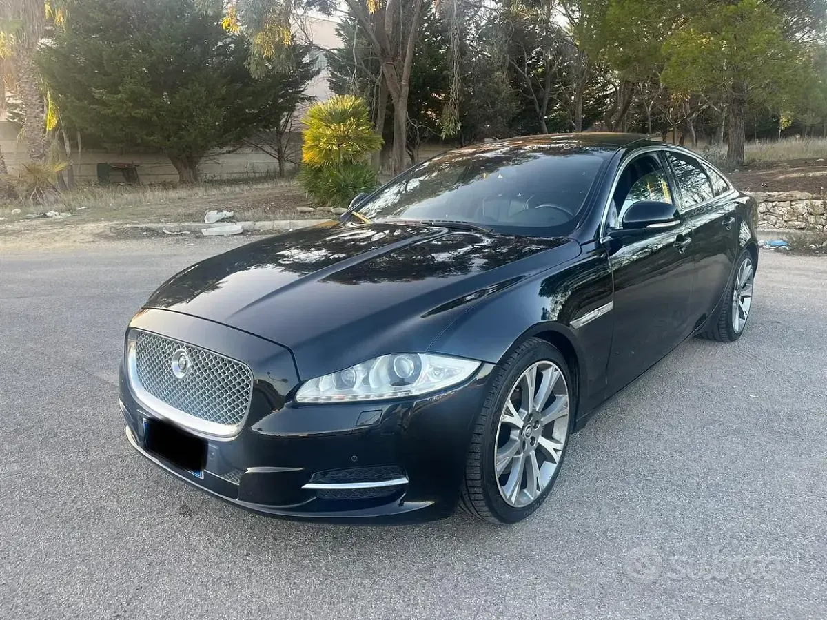 Usata Jaguar XJ Premium Luxury 275 CV (202 kW) 2012 Nero Berlina