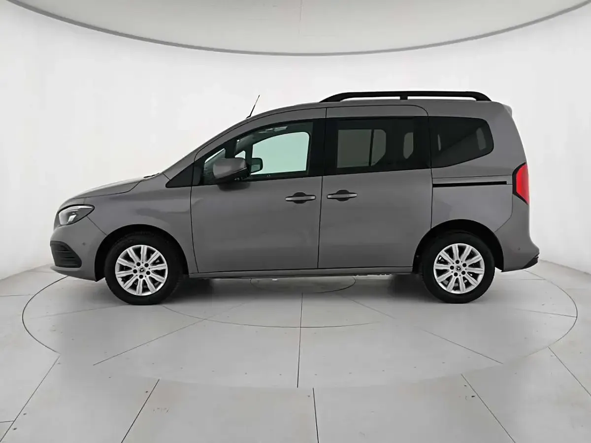 Usata Mercedes T180 Premium 131 CV (96 kW) 2023 Grigio scuro Monovolume