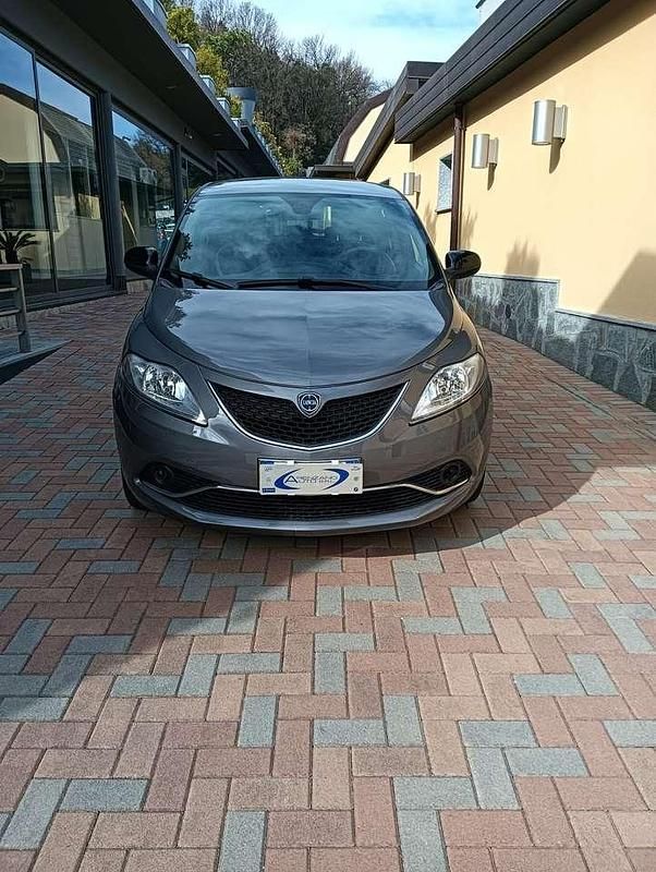 Usata Lancia Ypsilon Platinum 69 CV (50 kW) 2018 Grigio Utilitaria