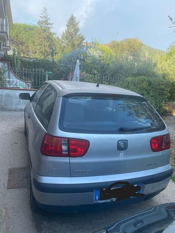 Grigio Usata 2001 Seat Ibiza Tre volumi | 600 € - Immagine 1/4