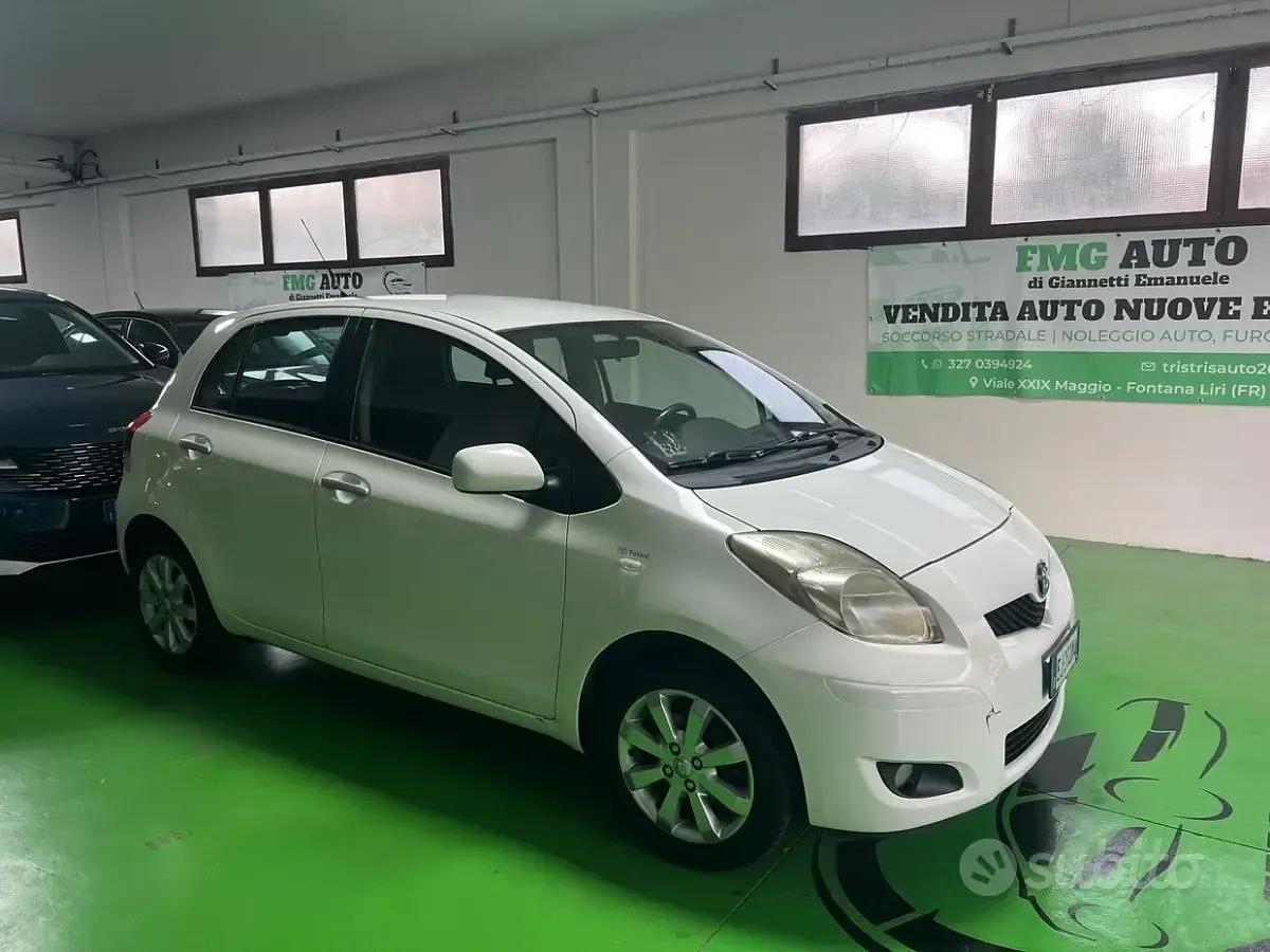 Usata Toyota Yaris 69 CV (50 kW) 2011 Bianco Utilitaria