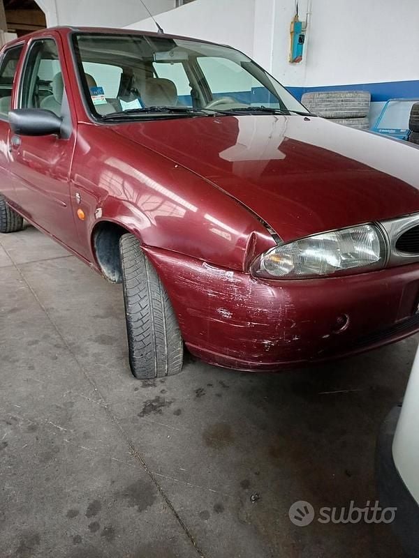 Usata Ford Fiesta 74 CV (54 kW) 1998 Rosso Berlina