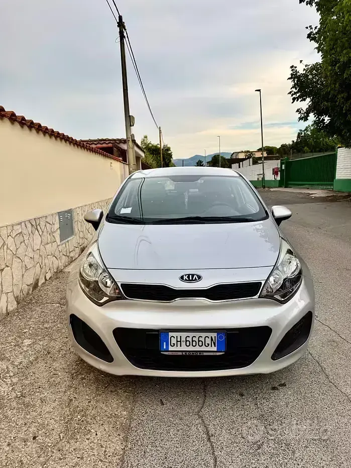 Usata Kia Rio 85 CV (62 kW) 2013 Grigio Berlina