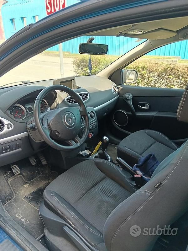 Usata Renault Clio III 101 CV (74 kW) 2010 Blu Berlina