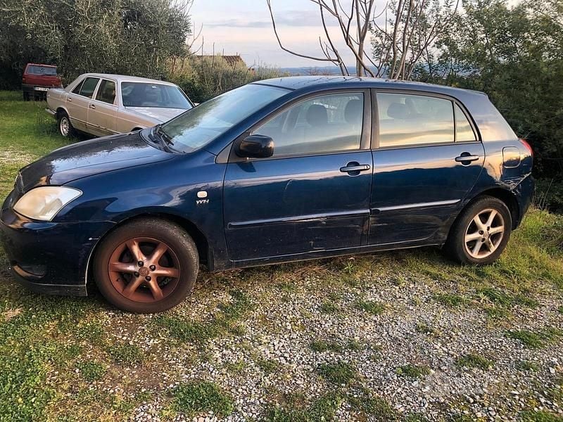Usata Toyota Corolla 97 CV (71 kW) 2004 Blu Berlina