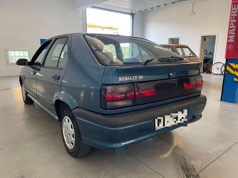 Usata Renault 19 80 CV (58 kW) 1993 Blu pastello Berlina