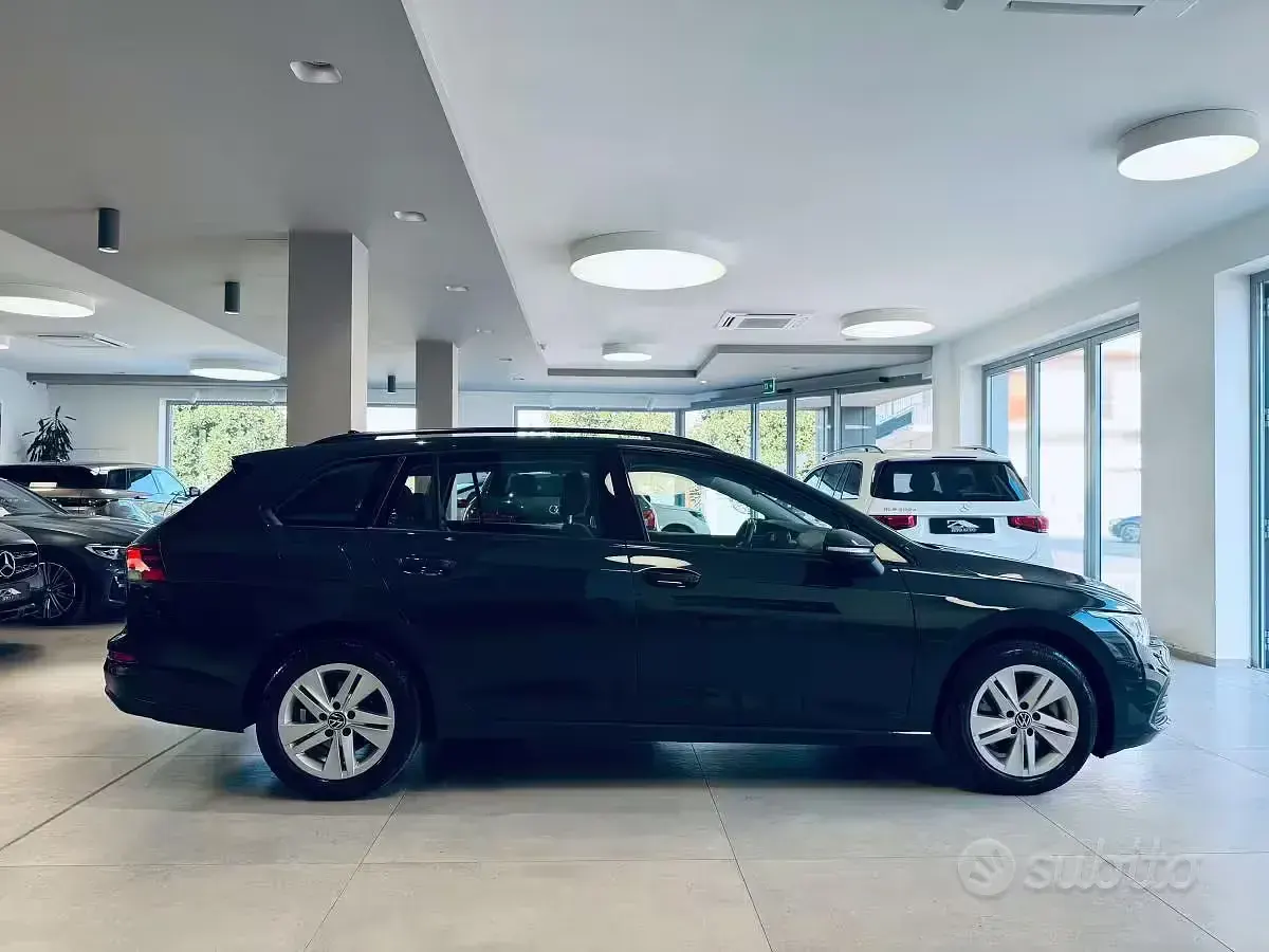 Usata VW Golf VIII Life 116 CV (85 kW) 2022 Grigio Station wagon