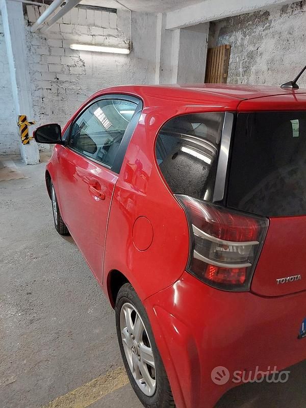 Usata Toyota iQ 98 CV (72 kW) 2010 Rosso Utilitaria
