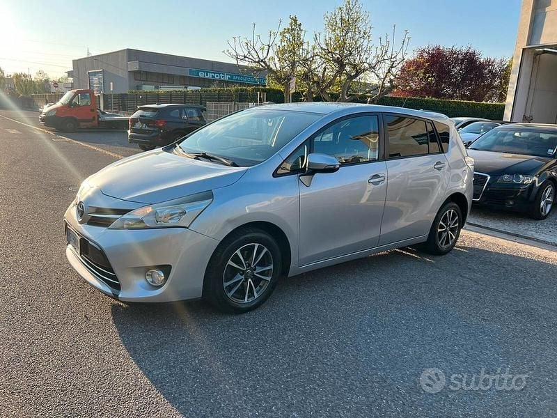 Usata Toyota Verso Style 120 CV (88 kW) 2015 Grigio Monovolume