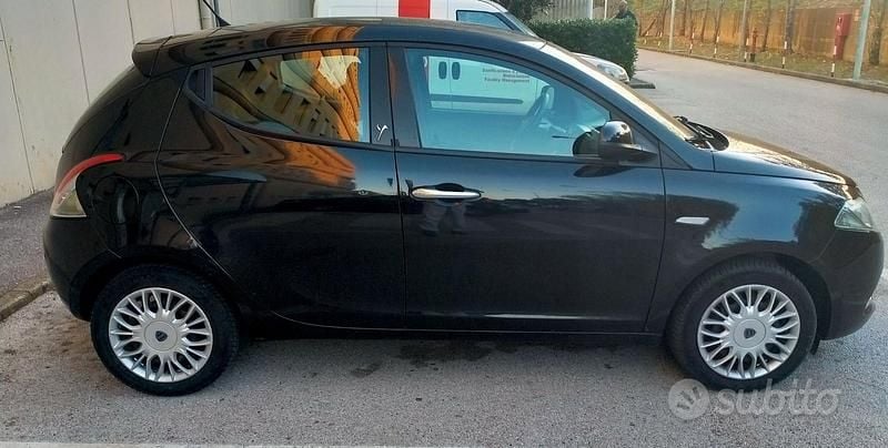 Usata Lancia Ypsilon Gold 95 CV (69 kW) 2017 Nero Utilitaria